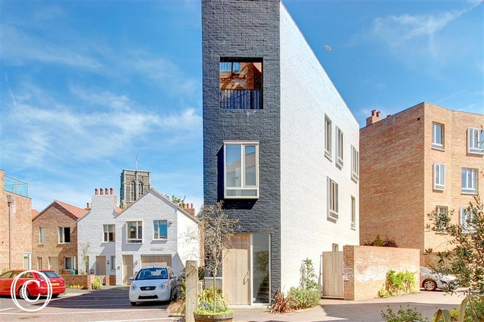 Osprey is a bright and modern 2 person apartment, situated within minutes of both the seaside and the high street.